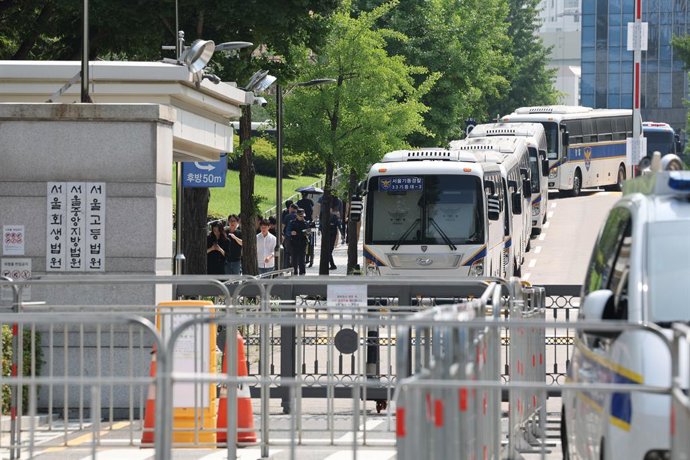 09 July 2025, South Korea, SEOUL: Police buses are parked at the Seoul Central District Court in the capital city on July 9, 2025, as former President Yoon Suk Yeol is set to attend a hearing there later in the day to review the legality of his detention 