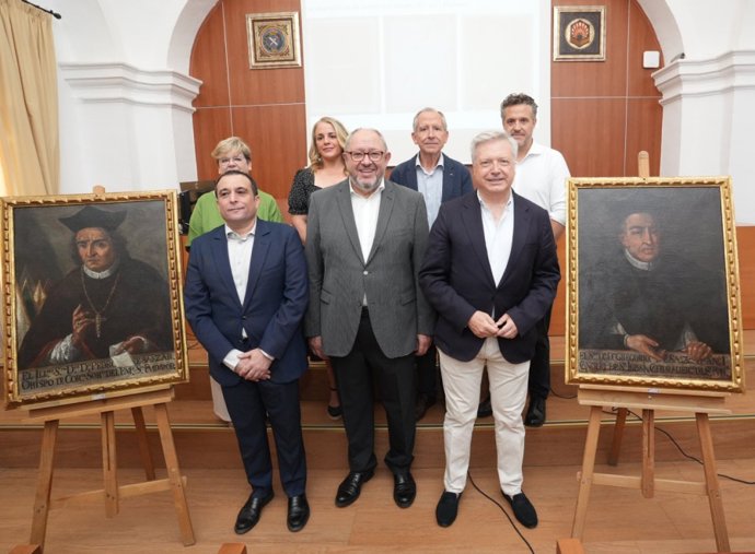 Torralbo (centro) y Primo Jurado (dcha.), entre las obras restauradas, junto a responsables de la restauración y de la Facultad de Filosofía y Letras.