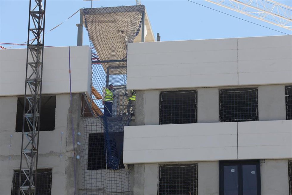 Archivo - Dos obreros trabajan en la construcción de un edificio, en una imagen de archivo