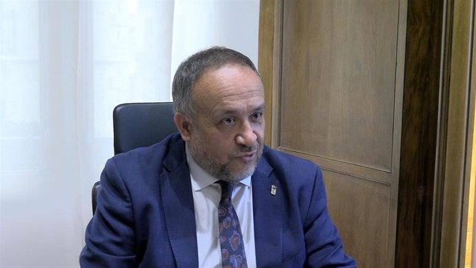 Archivo - El presidente de la Diputación de León, Gerardo Álvarez Courel, en una imagen de archivo durante una entrevista con Europa Press.