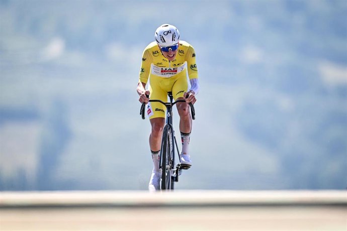 El ciclista esloveno Tadej Pogacar (UAE Team Emirates-XRG) gana la decimotercera etapa del Tour de Francia