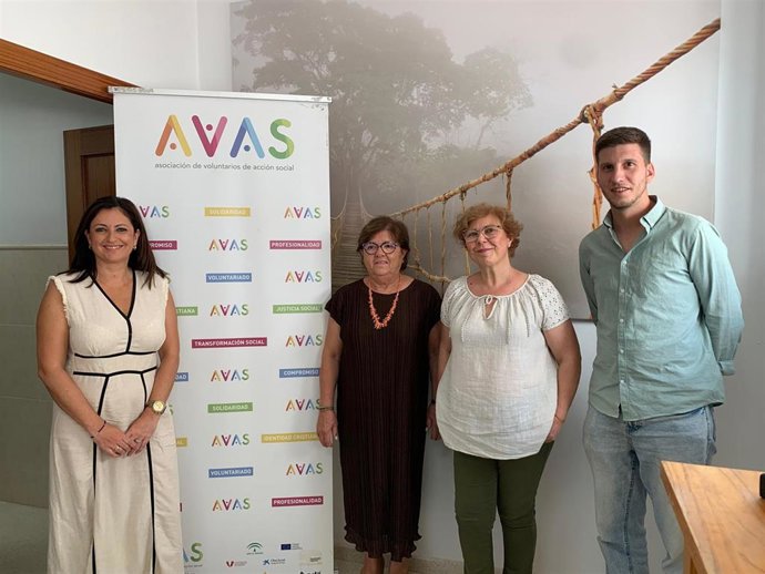 Dolores Sánchez (2ª izda.), en su visita a la sede de AVAS en Puente Genil.