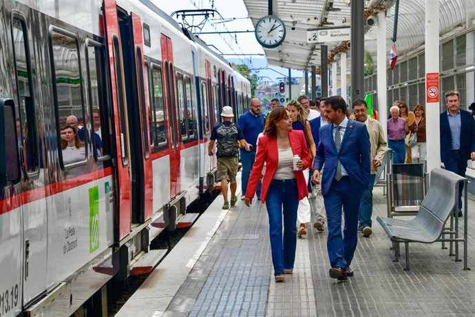 La consellera de Territorio, Vivienda y Transición Ecológica de la Generalitat, Sílvia Paneque, y el alcalde de Igualada (Barcelona), Marc Castells.