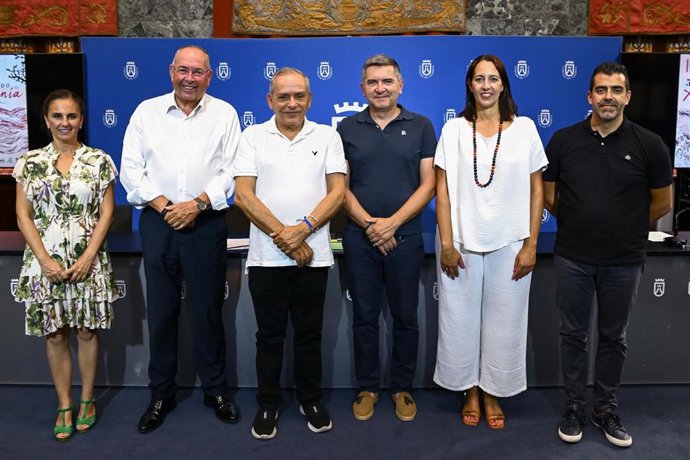 El consejero de Empleo y Formación del Cabildo de Tenerife, Efraín Medina (en el centro), en la presentación de las ferias de artesanía