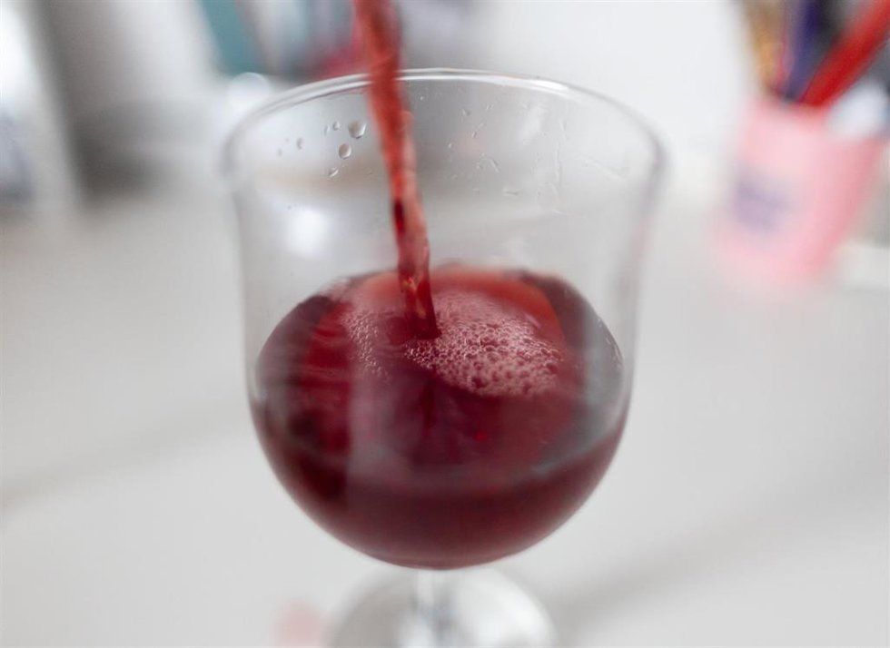 Archivo - Una copa de vino tinto