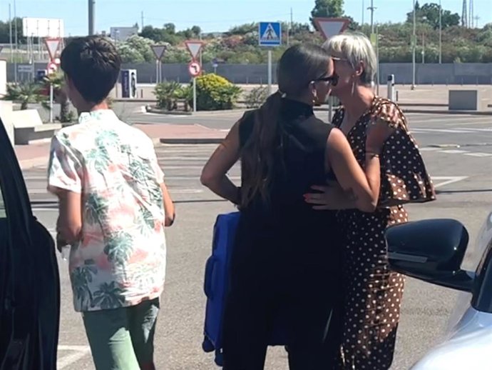GLORIA CAMILA RECOGE A SU HERMANO, JOSÉ MARÍA, EN CÁDIZ