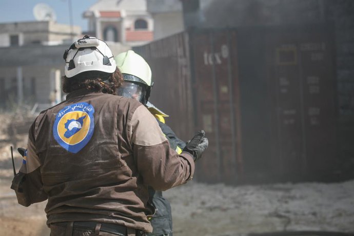 Archivo - March 7, 2016 - ivil Defence members are trained in the town of Jisr al-Shughour in the Idlib district. The Civil Defence have been working in different parts of opposition-controlled Syria in rescuing operations, in assisting evacuations from d