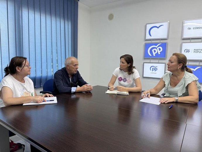 La diputada nacional del PP por Córdoba Isabel Prieto (dcha.) y la senadora Cristina Casanueva (segunda por la dcha.), en su reunión con Afadecor.
