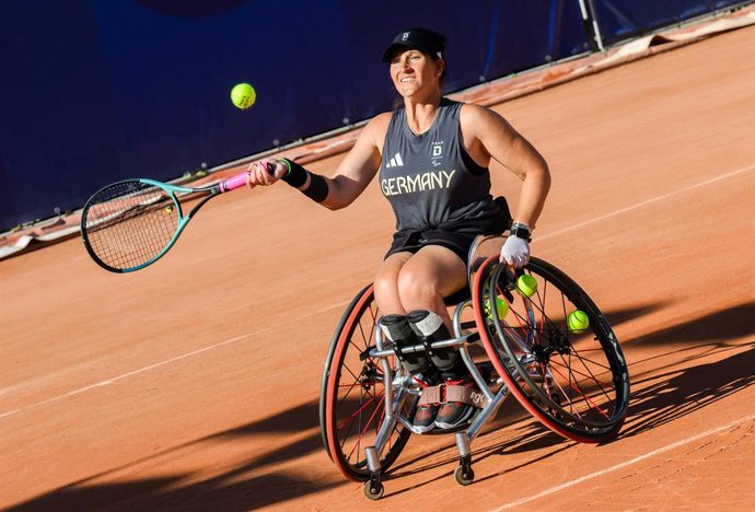 Archivo - 28 August 2024, France, Paris: German wheelchair tennis player Katharina Krueger hits the ball at Roland Garros in preparation for the Paris 2024 Summer Paralympic Games. Photo: Julian Stratenschulte/dpa