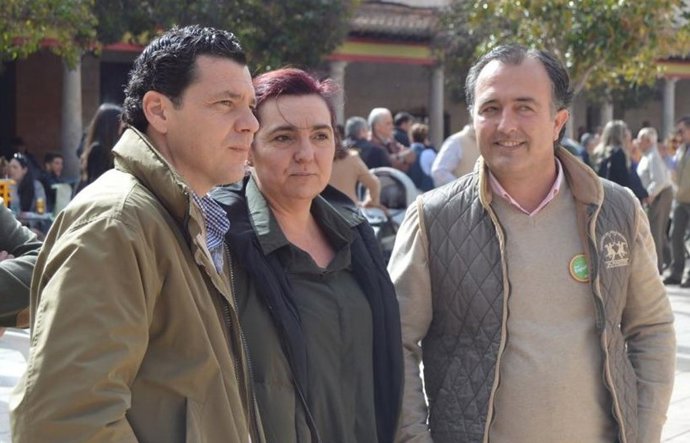 La portavoz de Vox en el Ayuntamiento de Bolaños de Calatrava, Lola González, junto a los diputados del partido en las Cortes regionales David Moreno y Luis Juan Blázquez.