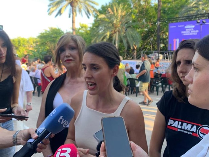 La eurodiputada de Podemos, Irene Montero, en el acto 'Vagas y Maleantes: insumisión queer contra el fascismo' en Palma.