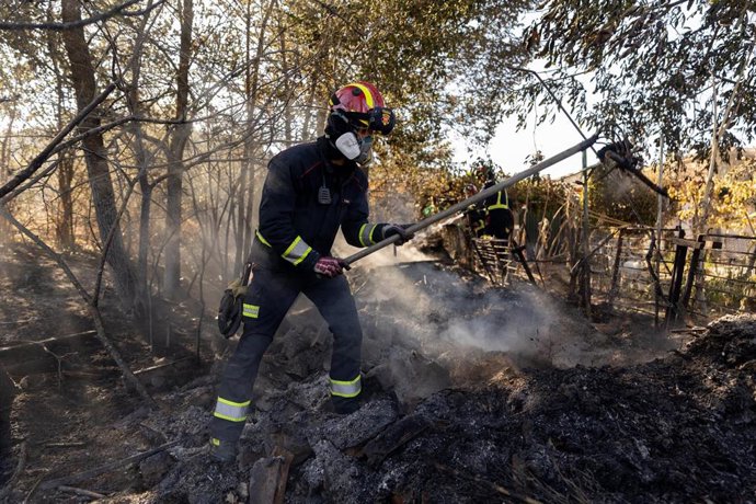 Un bombero de la Comunidad de Madrid trabaja en labores de extinción del incendio, en las inmediaciones de la urbanización Calypo Fado a 18 de julio de 2025, en Navalcarnero, Madrid (España).