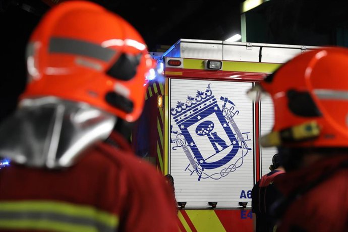 Archivo - Un grupo de bomberos durante un simulacro, a 22 de junio de 2021, en Madrid, (España).