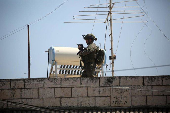 Un militar israelí en el campo de refugiados de Yenín, en Cisjordania 