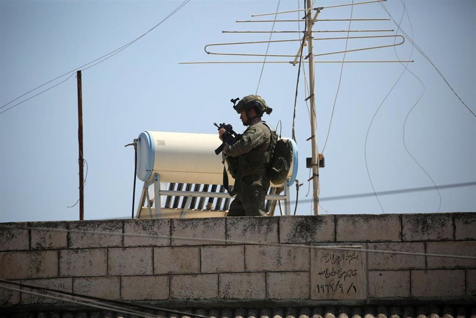 Un militar israelí en el campo de refugiados de Yenín, en Cisjordania