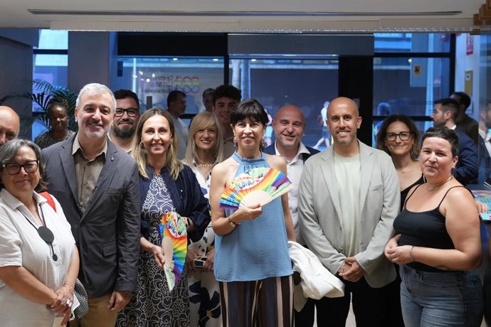 La ministra Ana Redondo junt amb l'alcalde Jaume Collboni; la consellera Eva Menor; el delegat del Govern a Catalunya, Carlos Prieto; i el president de la Plataforma d'Entitats LGTBI de Catalunya, Alberto Martín, abans de l'acte