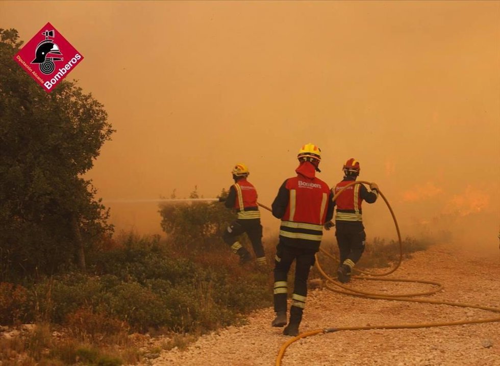 Trabajo del Consorcio Provincial de Bomberos de Alicante en el incendio forestal de Ibi.