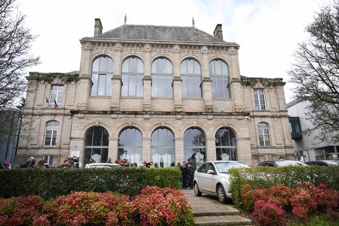 Archivo - Arquivo - 24 de fevereiro de 2025, Vannes, França: O julgamento de Joël Le Scouarnec começa nesta segunda-feira em Vannes. O ex-cirurgião está sendo julgado por 300 estupros e agressões sexuais envolvendo 299 vítimas. Esse julgamento extraordiná