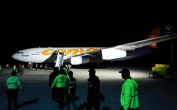 Archivo - Las fuerzas de seguridad venezolanas, frente a un avión que transporta a venezolanos deportados de Estados Unidos en un vuelo de repatriación (archivo)