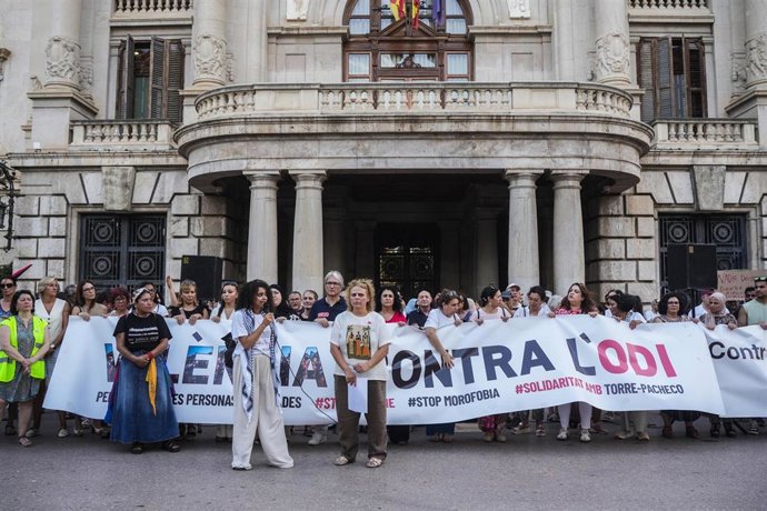 Una concentración en València denuncia la "criminalización racista" en Torre Pachecho: "Queremos vivir en paz y armonía"