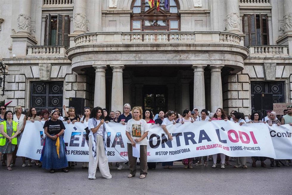 Una concentración en Valncia denuncia la "criminalización racista" en Torre Pachecho: "Queremos vivir en paz y armonía"