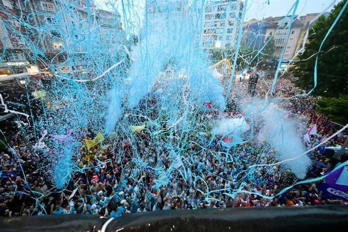 Multitud en la Plaza del Ayuntamiento en el chupinazo de la Semana Grande