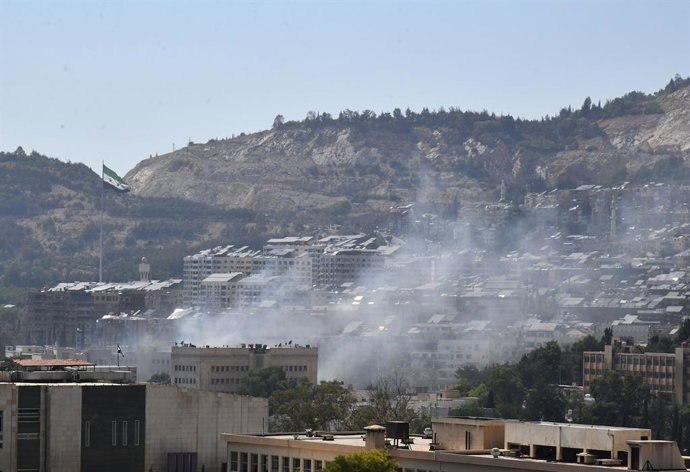 DAMASCUS, 16 de julho de 2025 -- Fumaça é vista perto do quartel-general do Comando Geral do Exército Sírio em Damasco, Síria, em 16 de julho de 2025. Ataques aéreos israelenses atingiram a área do palácio presidencial sírio e destruíram partes do quartel