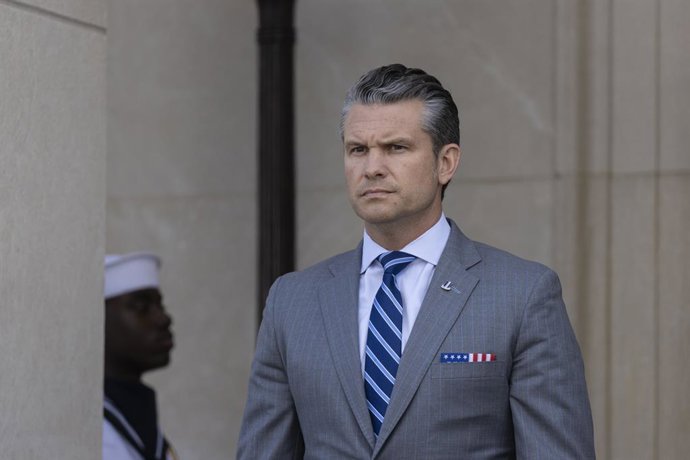 17 de julho de 2025, Arlington, Virgínia, EUA: O secretário de Defesa dos EUA, Pete Hegseth, recebe o príncipe herdeiro do Bahrein, Salman bin Hamad Al Khalifa, no Pentágono em Washington, D.C., em 17 de julho de 2025.