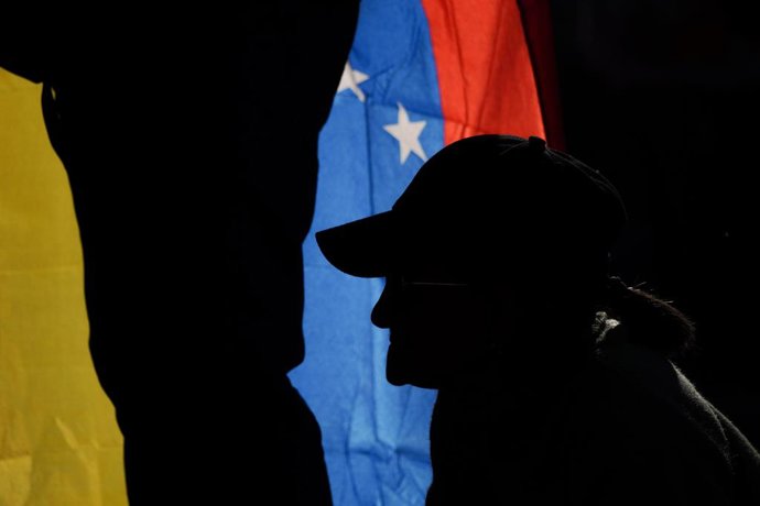 Archivo - Arquivo - 28 de julho de 2024, Santiago, Metropolitana, Chile: Cidadãos venezuelanos contrários a Nicolas Maduro e a favor de Corina Machado e Edmundo Gonzalez se reúnem perto do consulado venezuelano durante as eleições presidenciais, em Santia