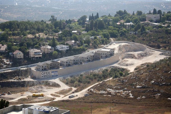 27 de junho de 2025, Tulkarm, Cisjordânia, Palestina: Vista geral de novos edifícios no assentamento judaico de Kadim, a oeste da cidade de Nablus, na Cisjordânia. Isso ocorre após a aprovação do governo israelense para a expansão dos assentamentos judaic