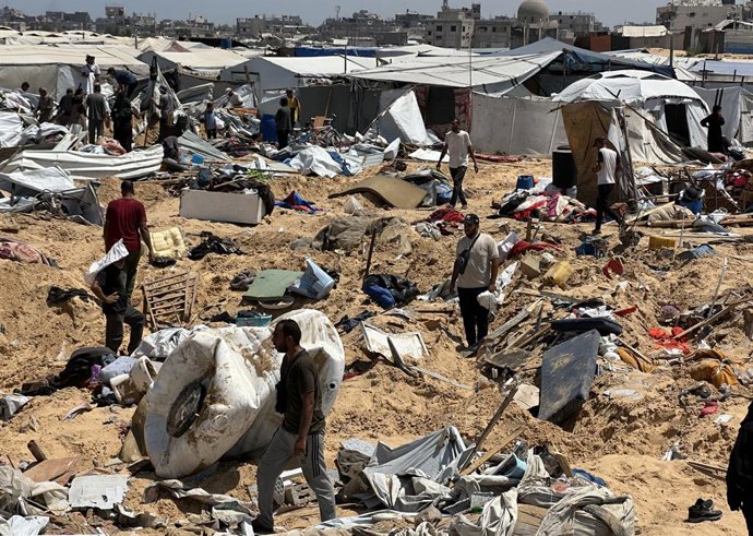 11 de julho de 2025, Khan Yunis, Faixa de Gaza, Território Palestino: Palestinos inspecionam os danos às tendas dos deslocados depois que as forças de ocupação israelenses se retiraram da área do matadouro no centro de Khan Yunis, ao sul da Faixa de Gaza.