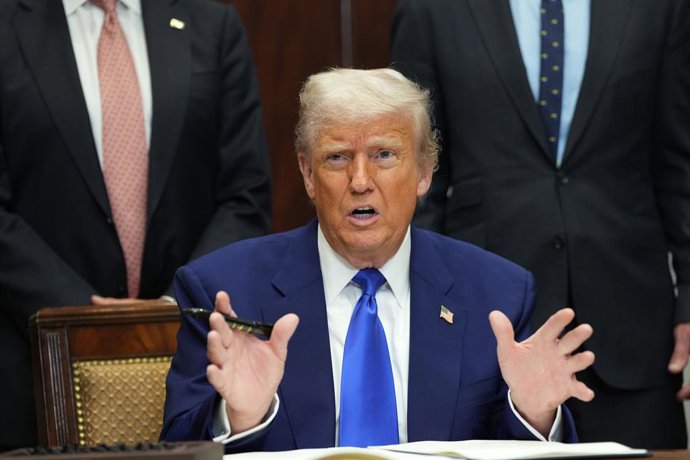 Archivo - May 12, 2025, Washington, District Of Columbia, USA: United States President Donald J Trump takes questions after making remarks on the India-Pakistan cease-fire, the new US-China Trade Deal, the return of Eden Alexander from Hamas captivity and