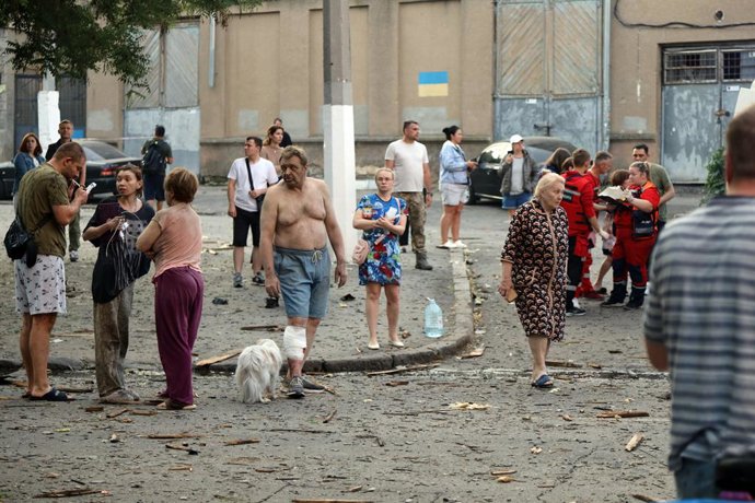 17 de junho de 2025, Odessa, Ucrânia: Moradores de casas danificadas estão em uma rua no centro de Odessa. No início da manhã de 17/05/2025, a Federação Russa lançou um ataque maciço contra a cidade com drones de ataque. A partir das 6h30 da manhã, as aut