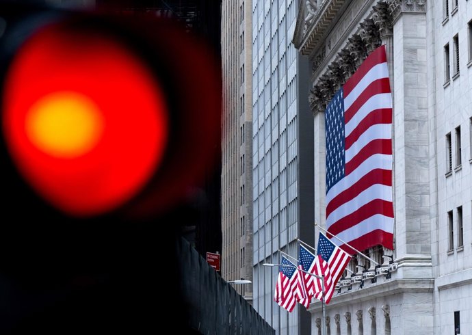 (Foto De ARCHIVO) 07 July 2025, US, New York: A US Flag Hangs On The Facade Of The New York Stock Exchange On Wall Street In Manhattan's Financial District. Photo: Sven Hoppe/Dpa    07/7/2025 ONLY FOR USE IN SPAIN