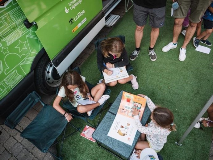 La nueva Biblioteca Nómada recorre diez pueblos riojanos con préstamo de libros y talleres de animación a la lectura