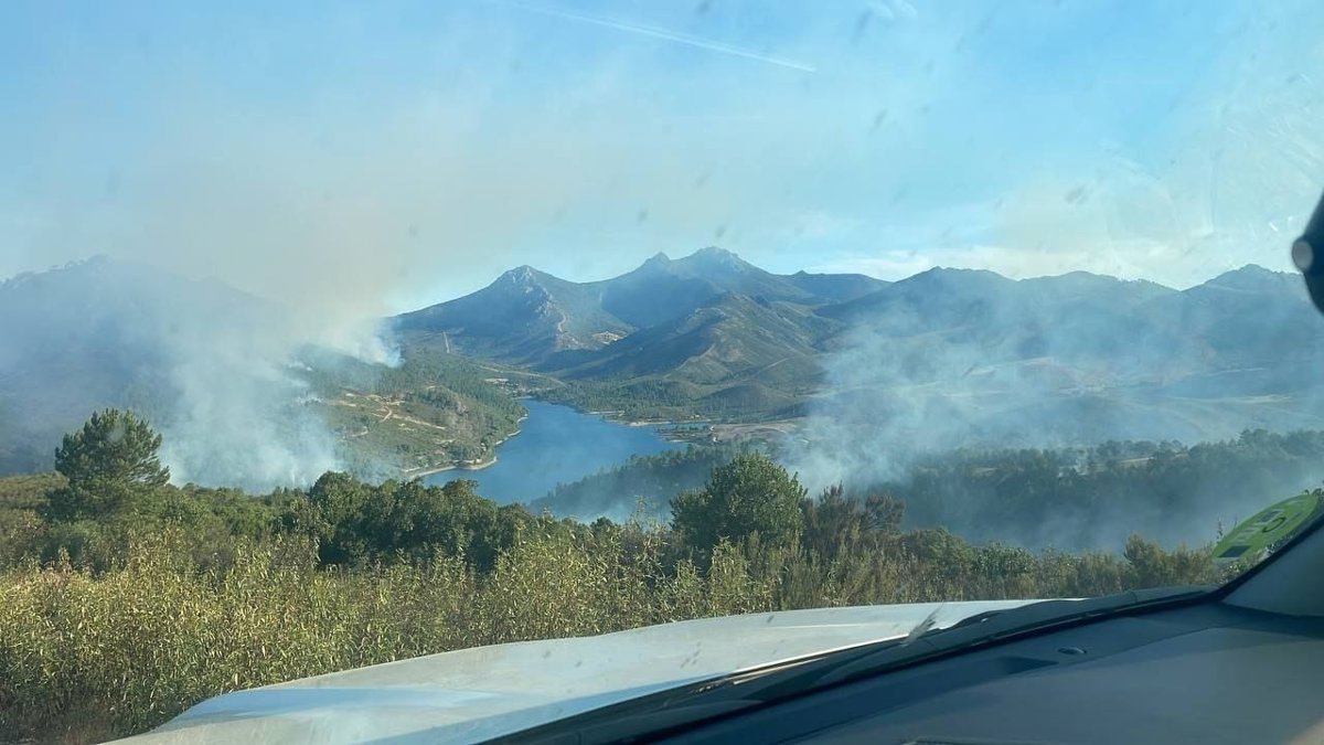 Medios del Infoex trabajan en la extinción de un incendio forestal de nivel 1 en Cañamero