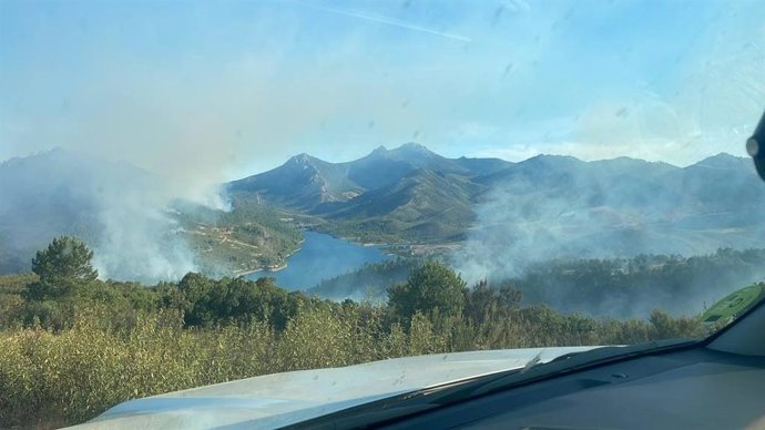 Incêndio florestal de arbustos e pinheiros localizado na última sexta-feira, 18 de julho, no município de Cañamero, em Cáceres, Cañamero.