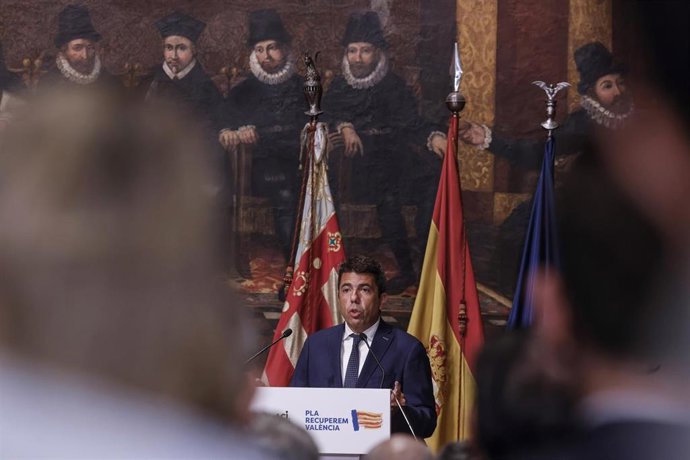 El president de la Generalitat, Carlos Mazón, interviene en un acto en el Palau