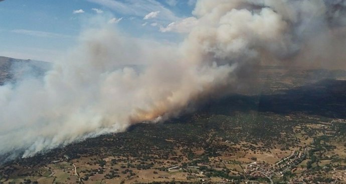 Mañueco está en "contacto permanente" con los responsble políticos abulense y traslada su apoyo al operativo en el incendio de Navaluenga (Ávila)