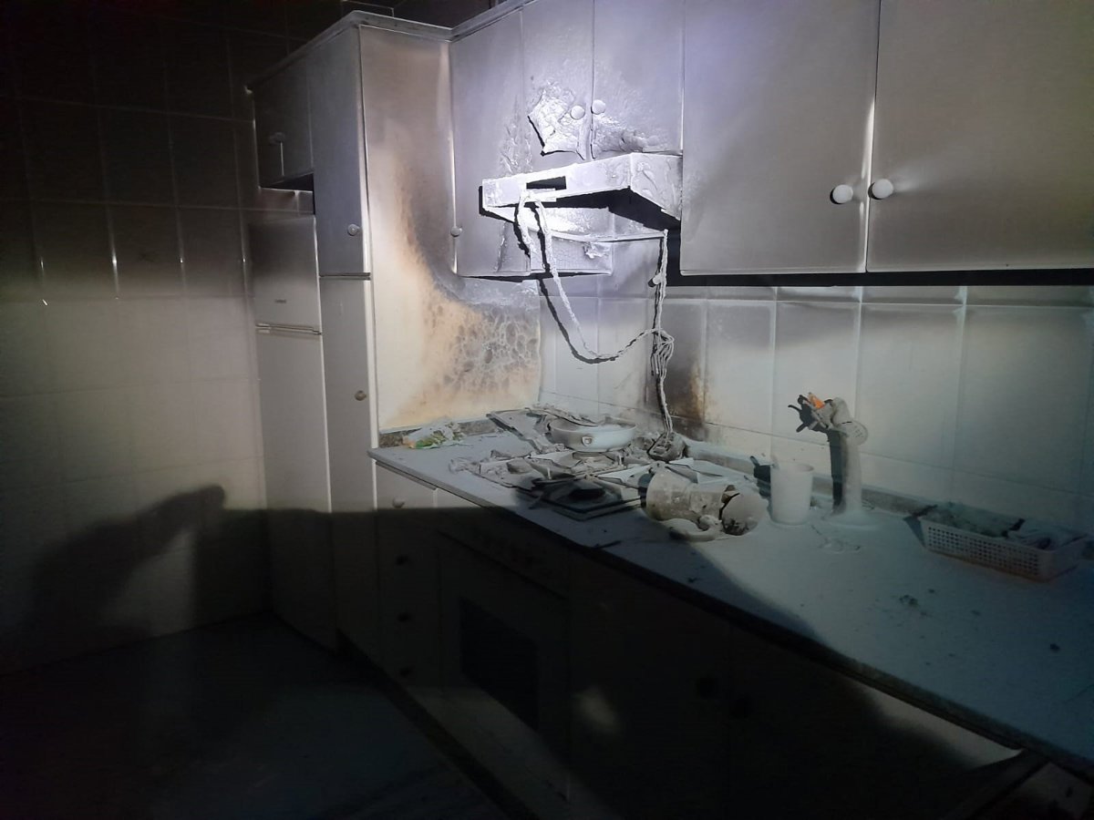 Trasladadas tres personas por inhalación de humo tras incendiarse una cocina en Bergondo (A Coruña)