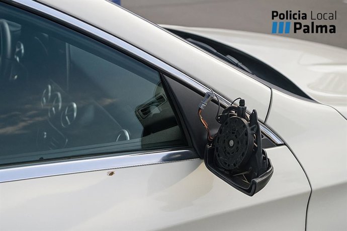 Retrovisor roto del coche de la víctima.