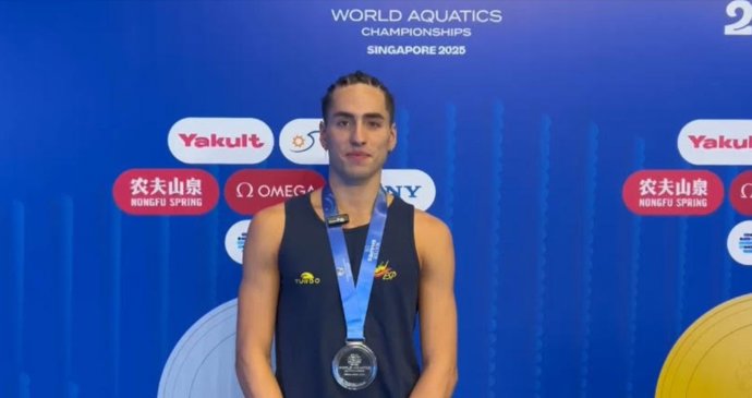Dennis González, plata en solo técnico en natación artística en los Mundiales de Singapur