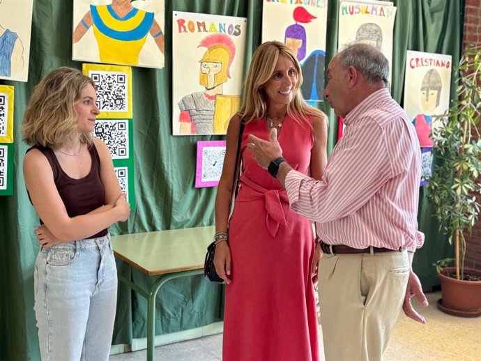 La concejala del área, Pilar Torres, junto al subdirector de Cáritas Diócesis de Cartagena, Jesús Martínez-Pujalte, ha visitado una de estas escuelas de verano