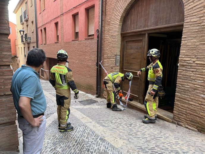 Primeras actuaciones de los bomberos de la DPZ en las Casas Colgadas tras el desprendimiento de una roca a causa de las lluvias torrenciales.