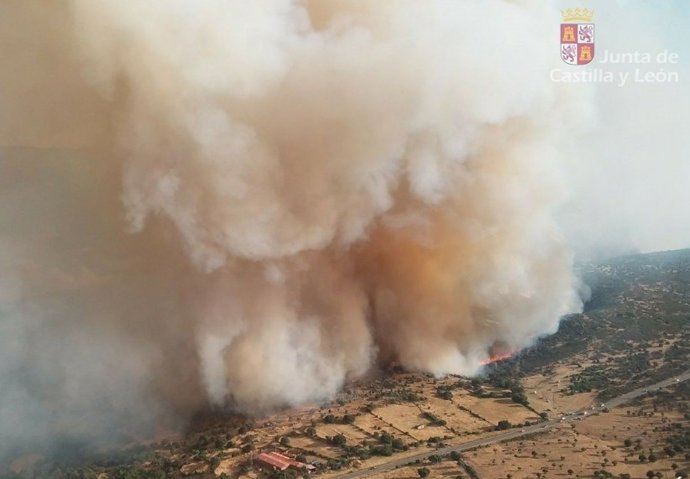El incendio de Navaluenga (Ávila) continúa activo con un perímetro de 26 km y una situación "más positiva"