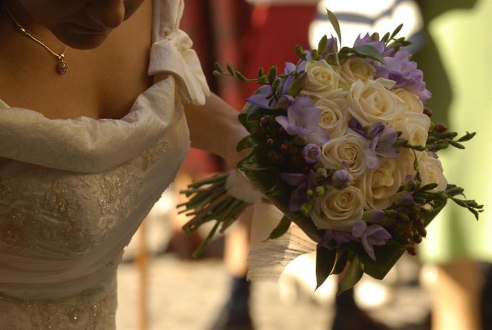 Archivo - Novia con ramo de flores en la mano