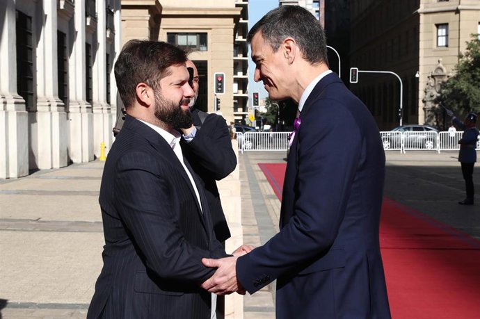 Archivo - El presidente del Gobierno, Pedro Sánchez (d), y el presidente de la República de Chile, Gabriel Boric (i), se saludan a su llegada al Palacio de la Moneda, a 8 de marzo de 2024
