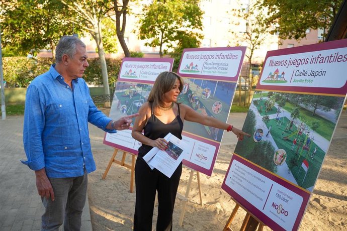Sanz muestra un panel con el proyecto de uno de los nuevos parques infantiles