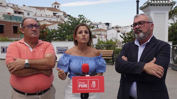 Los diputados del grupo provincial de la Diputación de Málaga, Isabel Ruiz y José Juan Jiménez, junto al alcalde de Iznate, Gregorio Campos.