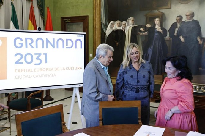 La alcaldesa de Granada, Marifrán Carazo, en la formalización de la adhesión del Club de Hípica y Enganches de Granada, en la que ha participado su presidenta, Dolores Enríquez